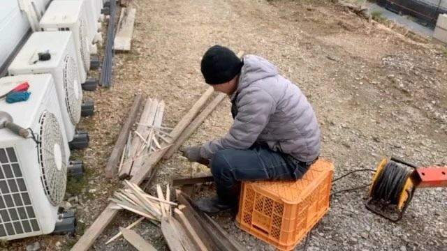 🛖🍕🍅
★廃ビニールハウスを利用した遊び場作り★
次の日の作業に使う打ち込み用の杭を作ります。
徳島県の阿南市や小松島市周辺は昔から全国有数の
タケノコの産地なので、わずかながらも
資源活用として竹の杭です🎋
◇◇◇◇◇◇◇◇◇◇◇◇◇◇◇◇◇◇◇◇◇◇◇◇
#とくしま有機農業サポートセンター 
#小松島有機農業サポートセンター
#コープ自然派しこく 
#ピザ窯
#薪窯
#竹杭作り