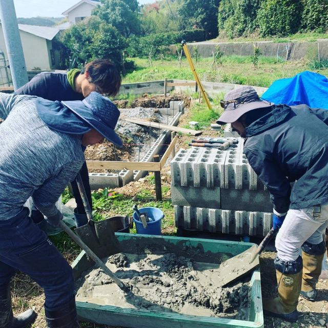 🛖🍕
★廃ビニールハウスを利用した遊び場作り★
初めてのブロック基礎作りです👍
砂とセメントを混ぜてモルタルをつくり、
ブロック同士の接着剤に使います🧱
見よう見まねでやってみましたが、
なんとなくそれっぽく見えてきました😆
◇◇◇◇◇◇◇◇◇◇◇◇◇◇◇◇◇◇◇
#とくしま有機農業サポートセンター 
#小松島有機農業サポートセンター 
#コープ自然派しこく 
#ビニールハウス建て
#ピザ窯