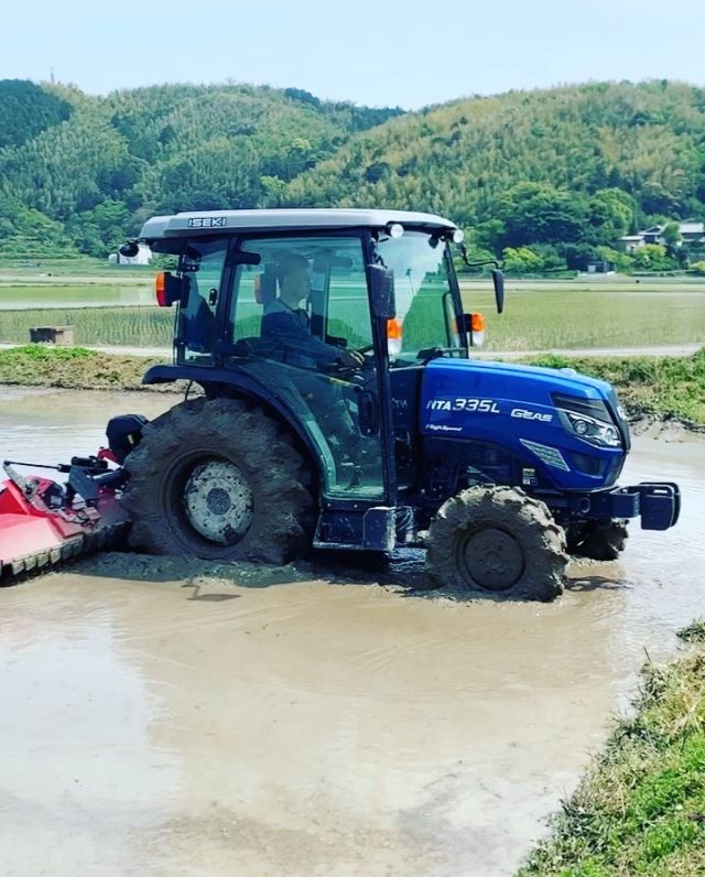 🌾
いよいよ田植えの時期です。
今日は良いお天気の中、田植えの事前準備の
代掻き作業を行なっています🌞
昔は牛や馬に馬鍬を引かせて行なっていた
代掻きですが、サポートセンターでは
トラクターを使って行います🚜
昔の馬鍬のように立派な爪が並んでいます⚡️
◇◇◇◇◇◇◇◇◇◇◇◇◇◇◇◇◇◇◇◇◇◇◇◇◇
#とくしま有機農業サポートセンター 
#小松島有機農業サポートセンター
#コープ自然派しこく
#代掻き 
#ツルをよぶお米 
#blof理論