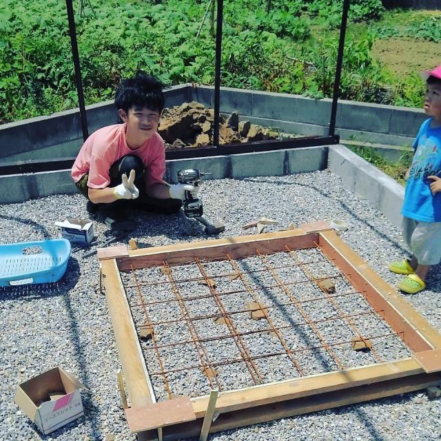 🍕 
無事ピザ窯の土台が出来上がりました✨
記念の手形もばっちり🙌
それぞれの家族の農園も出来上がり、
野菜の成長が楽しみです🍅✨
関わって下さった皆さま、
ありがとうございました😆✨
◇◇◇◇◇◇◇◇◇◇◇◇◇◇◇◇◇◇
#とくしま有機農業サポートセンター 
#小松島有機農業サポートセンター 
#コープ自然派しこく 
#ピザ窯