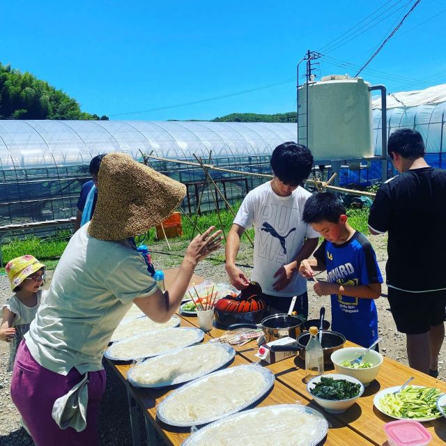 🍕
★廃ビニールハウスを利用した遊び場作り★
流しそうめん第二弾です🍜
1ヶ月前の竹は梅雨でカビてしまったのですが、竹なら豊富にある小松島市なのでもう一度作成💪
グラグラしながらも楽しめました😋✨