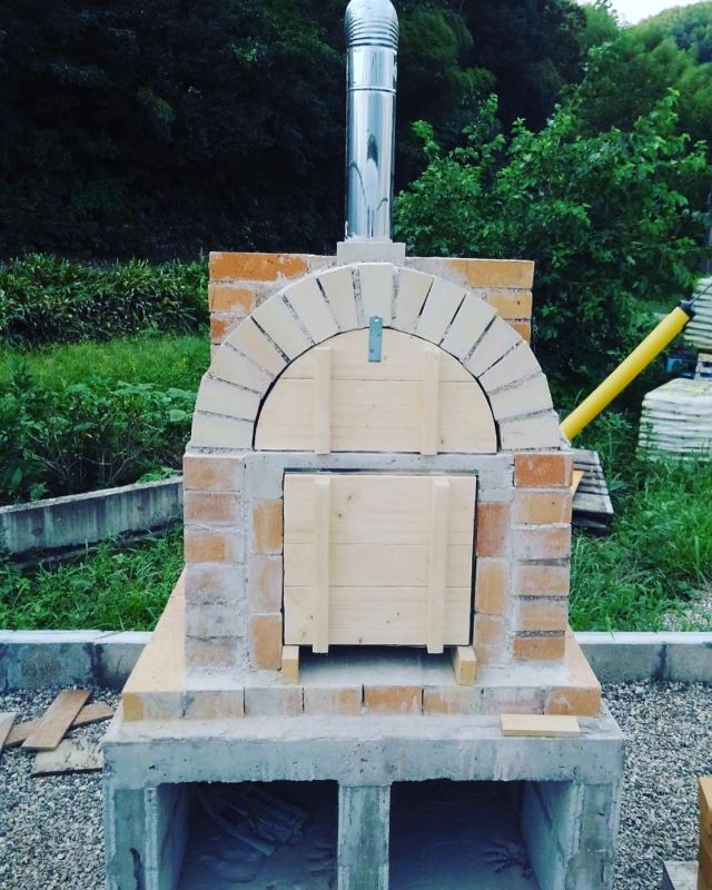 ★廃ビニールハウスを利用した遊び場作り★
ピザ窯が完成しました〜🎊
火入れも滞りなく進み、ピザも良い焼き加減🍕
今後もこのピザ窯を活用したイベントを
考えていきたいと思いますので、
皆さま遊びにきてくださいね🙌
◇◇◇◇◇◇◇◇◇◇◇◇◇◇◇◇◇◇◇◇
#とくしま有機農業サポートセンター
#小松島有機農業サポートセンター
#コープ自然派しこく 
#ピザ窯