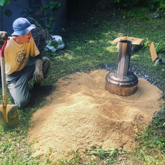 🌾
ツル米の籾殻でくん炭を作りました。
くん炭器は廃材の洗濯機内釜とトタンで作成🔨
燃やした薪の上にくん炭器を置き、
その上から籾殻をかけ、表面が黒くなったら
均等に炭化させる為に籾殻を混ぜ合わせます。
全体が炭化したら水をかけて消火して
乾燥させたら出来上がりです🙌
9時間掛かりました、、、😂
◇◇◇◇◇◇◇◇◇◇◇◇◇◇◇◇◇◇◇
#とくしま有機農業サポートセンター
#小松島有機農業サポートセンター
#籾殻燻炭