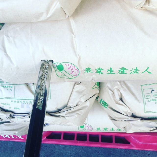 🌾
お米の検査を見学してきました👀
刺子（さす）という器具で米袋を刺して、
お米をランダムに抜き取り鑑定していきます🌾
検査員は西田マン💪
昔は米袋の下部に石が詰められていたことも
あったとか😳
歴史物の漫画で読んだ様なお話ですね、、
◇◇◇◇◇◇◇◇◇◇◇◇◇◇◇◇◇◇◇
#とくしま有機農業サポートセンター
#小松島有機農業サポートセンター
#阿波農産 
#ツルを呼ぶお米 
#お米の検査