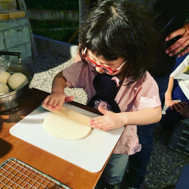 🍕
先週スタッフでピザパーティー兼BBQをしました🍕🎉
ピザ窯木蓋が使用2回目にして焼失😱
次は金属で作り直します🔨
各々ピザ生地を伸ばして好きな具材を
トッピングが楽しい🍅🫑🧀✨
ダッチオーブンの鶏の香草焼きもめっちゃ美味😋
◇◇◇◇◇◇◇◇◇◇◇◇◇◇◇◇◇◇◇◇◇◇◇◇◇
#とくしま有機農業サポートセンター
#小松島有機農業サポートセンター
#コープ自然派しこく 
#ピザ窯