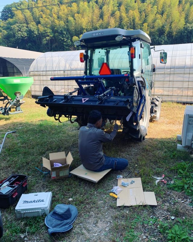 🚜
今日はトラクターの爪の交換作業です。
外注するとお高いので👛自分達で交換します🛠️
ラベンダー色の新しい爪と比べると、
今まで使用していた爪がだいぶ摩耗していた事が
わかります😳！
3年間よく保ってくれました🙏✨
◇◇◇◇◇◇◇◇◇◇◇◇◇◇◇◇◇◇◇◇◇◇◇
#とくしま有機農業サポートセンター
#小松島有機農業サポートセンター
#コープ自然派しこく 
#トラクター爪交換