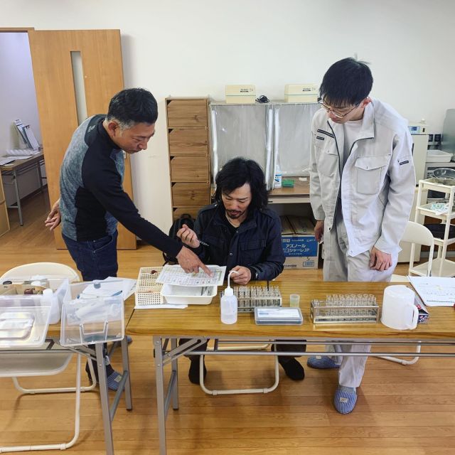 🧪
今日は雨風が凄いので室内で土壌分析の
お勉強をしています🧫
土壌分析は作物の品質や収量が上がらないといった
原因を突き止める為の１つの手段です🥸
土壌中に存在する養分、特にミネラルの過不足を
把握する事ができます🌡️
劇薬も取り扱うのでいつになく真剣⚡️
◇◇◇◇◇◇◇◇◇◇◇◇◇◇◇◇◇◇◇◇◇◇◇
#とくしま有機農業サポートセンター
#小松島有機農業サポートセンター
#コープ自然派しこく
#blof理論 
#土壌分析