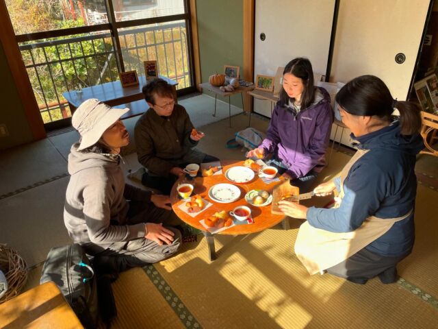 🧑‍🌾
3日目
上勝町で「NARUMI FARM」を営む有機農家の阿部なるみさんのドーナツショップ『NATUDO』さんで農業のお話を聞かせていただきました🙌
光が気持ち良い素敵な空間で話も弾みます😌
◇◇◇◇◇◇◇◇◇◇◇◇◇◇◇◇◇◇◇◇◇◇◇◇◇◇
#とくしま有機農業サポートセンター  #小松島有機農業サポートセンター　#コープ自然派　 #上勝町　#narumifarm  #natudo