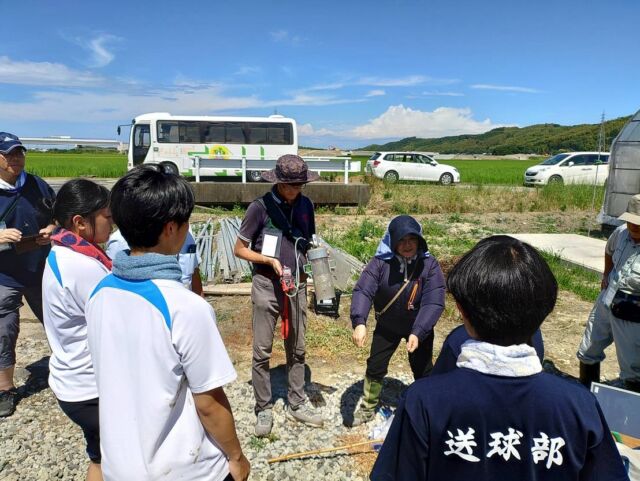 🌾
7月12日〜13日に小松島市でICEBA7(第7回生物の
多様性を育む農業国際会議）が開催されました🕊️
現地圃場での取組みとして、中干しをしない
田んぼでの生き物調査とメタンガス発生調査の
お手伝いで参加してまいりました🧑‍🌾
田んぼには何種類かの蛙、アメリカザリガニ、
タニシ、バッタ、イナゴ、ヒメカメムシ、トンボ等
様々な生き物を発見👀✨
メタンガス調査では数カ所検査したところ、
ほぼ検出されず✨
中干しをしないお米づくりは生物多様性の保全&
温暖化対策に繋がっていると確信しました🙌
◇◇◇◇◇◇◇◇◇◇◇◇◇◇◇◇◇◇◇◇◇◇◇◇◇
#とくしま有機農業サポートセンター　#小松島有機農業サポートセンター　#コープ自然派　#blof理論　#iceba7  #農業国際会議  #生物多様性 #中干し #ラムサール条約 #温暖化 #生き物調査