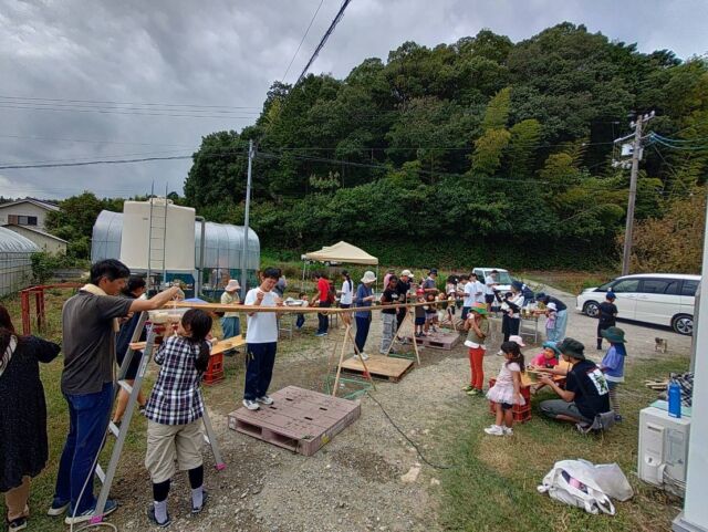 🎋
親子で楽しんだ夏の終わりの流しそうめんイベント
切り出した竹の節を抜いて磨き、組み立てて、
流し台から作成！
小さいお子さん達も大人が見守る中、ノコギリを使い端材で竹カップも作成しました〜🪚✨
