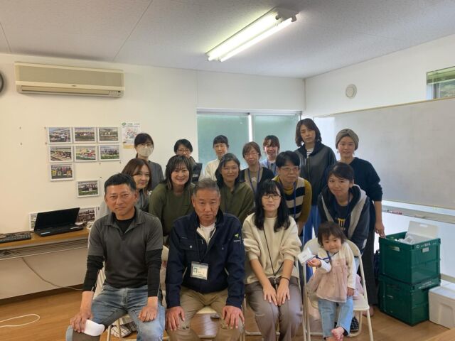 🕊️
11月7日にコープ自然派しこく オリーブセンター総代の
皆さまが香川県から視察にいらっしゃいました🚌✨
サポートセンターの施設見学と西田副理事長による
有機農業のお話しの後、恒例のピザ昼食🍕
お楽しみいただけましたでしょうか😋
浜田副理事長の火おこし時間が初回の1/2の早さに
なっていて驚きです🔥
◇◇◇◇◇◇◇◇◇◇◇◇◇◇◇◇◇◇◇◇◇◇◇◇◇
#とくしま有機農業サポートセンター　#小松島有機農業サポートセンター　#コープ自然派　#コープ自然派しこく  #コープ自然派オリーブ  #ピザ #ピザ窯  #有機農業